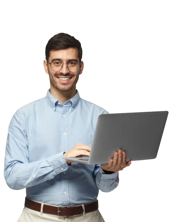Hombre sonriendo con una laptop