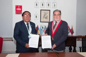 Mg. José Fernando Vásquez Herrera (Decano Regional I) y Dr. Alberto Martín Casas Lucich (Rector).