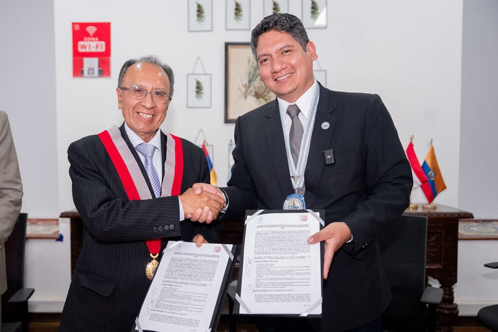 Lic. T.M. Wayner Sánchez García – Decano Nacional y Dr. Eddy Montañez Muñoz – Rector (e) UPSJB