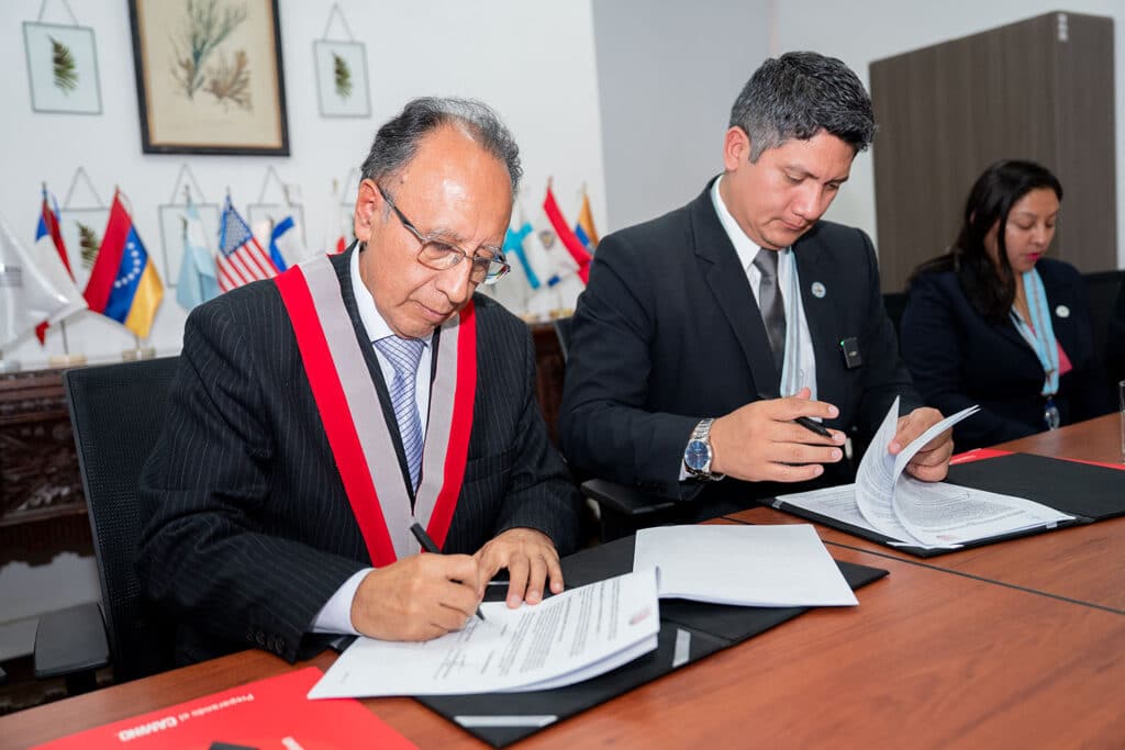 Lic. T.M. Wayner Sánchez García – Decano Nacional y Dr. Eddy Montañez Muñoz – Rector (e) UPSJB