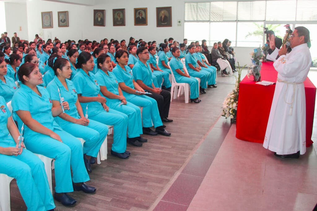 Los futuros enfermeros de #UPSJBIca inician su camino profesional con la emblemática Ceremonia de la Luz, simbolizando su compromiso con la salud del Perú.