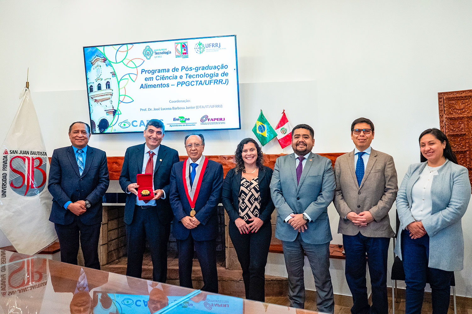 Delegación de la UFRRJ y autoridades de la UPSJB en fotos luego de la firma del convenio de cooperación internacional