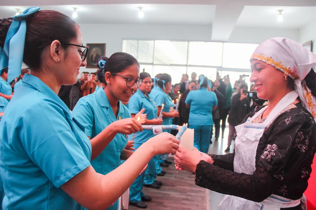 Estudiantes de Enfermería UPSJB reciben la bendición de sus uniformes, listos para llevar cuidado y esperanza a los centros de salud de Ica.