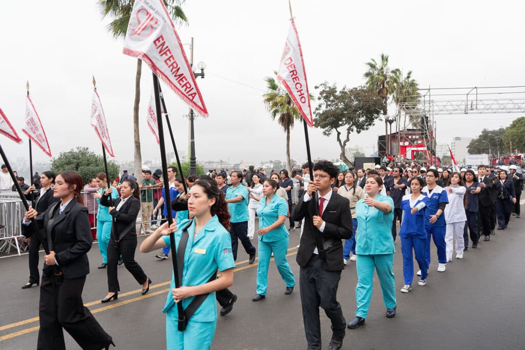 Estudiantes UPSJB marchando con orgullo y compromiso.