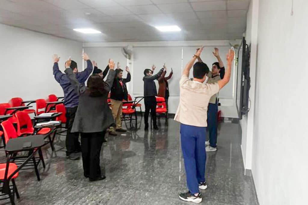 UPSJB promueve hábitos saludables: personal administrativo participa en "Pausas Activas" dirigidas por futuros terapeutas.