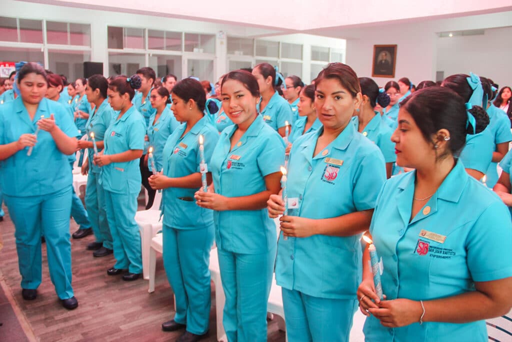 105 estudiantes UPSJB inician su internado tras esta emotiva ceremonia, donde juraron servir con ética y excelencia.
