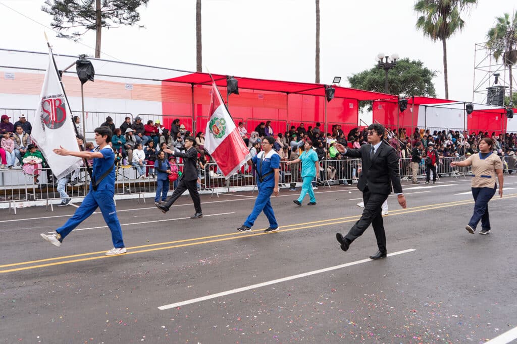 Honramos a los héroes del Cenepa en el desfile cívico militar.