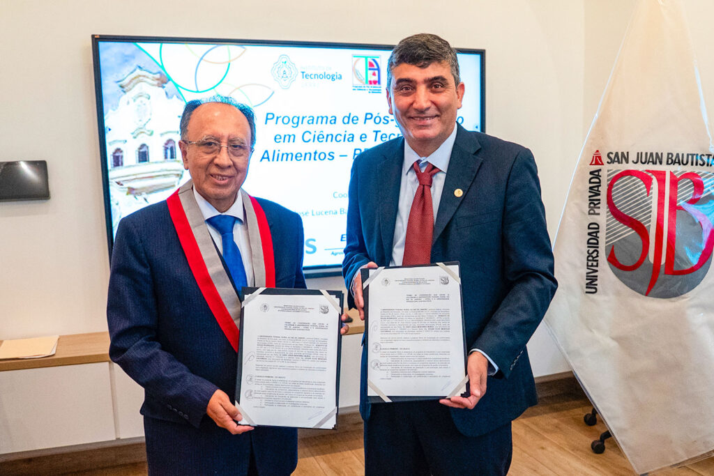 Momento protocolar de la firma del convenio entre la UPSJB y la UFRRJ para impulsar intercambios académicos.