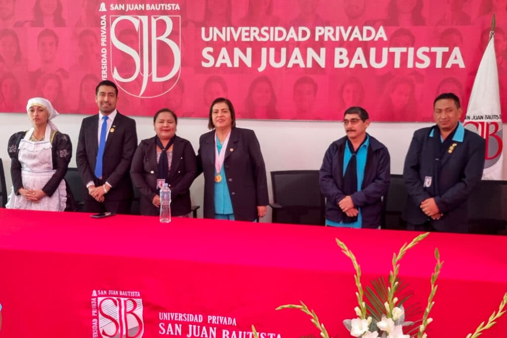 Cada uniforme bendecido representa una vida que cambiarán. ¡El equipo de Enfermería UPSJB está listo para transformar la salud en Ica!