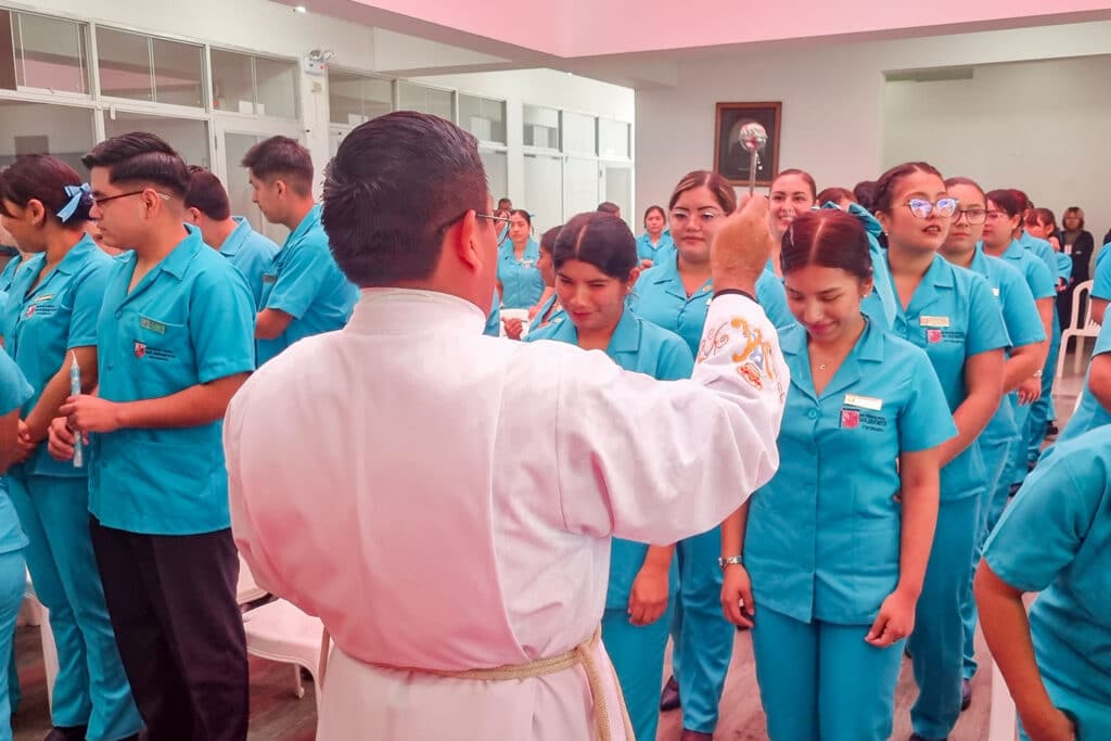 La tradicional Ceremonia de la Luz en #UPSJBIca refuerza los valores de compasión y profesionalismo que distinguen a nuestros futuros enfermeros.