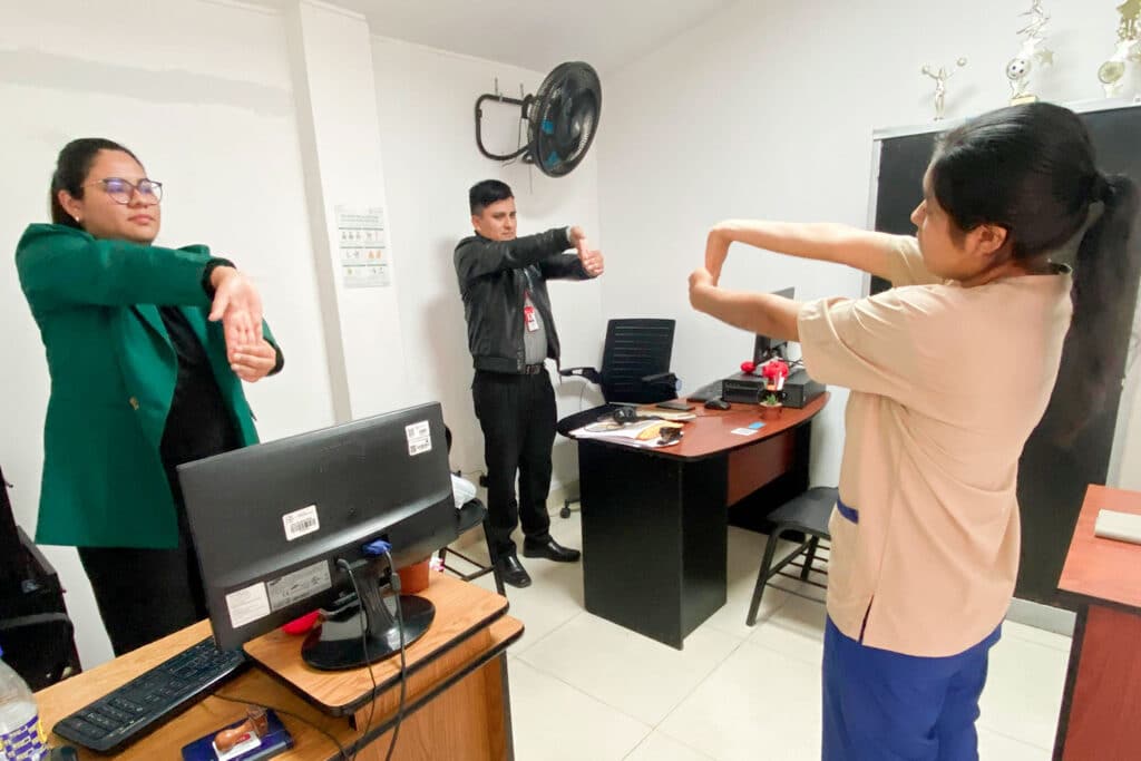 Prevenimos juntos: estudiantes de Terapia Física guían "Pausas Activas" para un entorno laboral más saludable en la UPSJB.