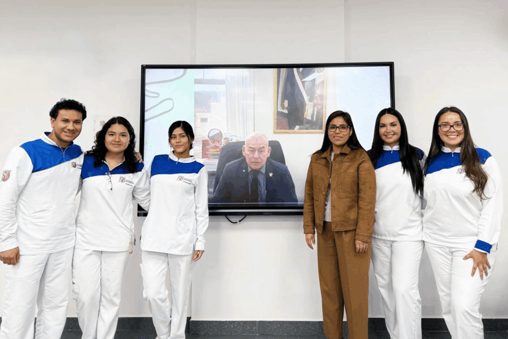 Desde las aulas de Estomatología Preventiva (2025-I) con la Mg. Esp. María Isabel Alvino Vales, nuestros alumnos realizaron un diagnóstico situacional clave en la comunidad. ¡Formamos profesionales que previenen la enfermedad bucal más prevalente a nivel mundial!