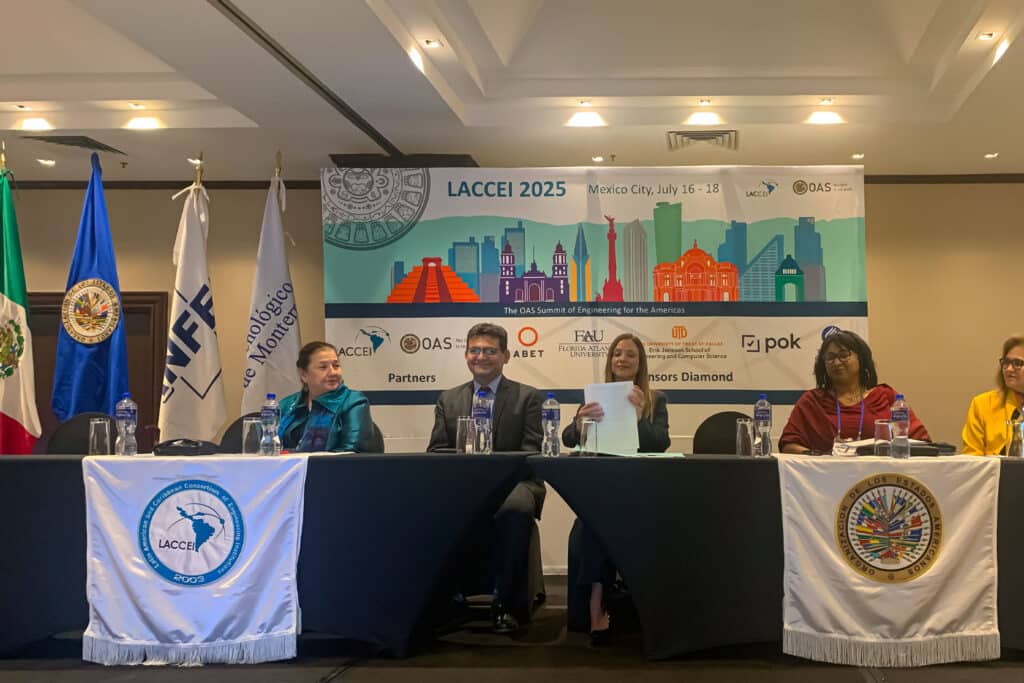 Decano de FIN UPSJB en evento internacional junto a expositores invitados