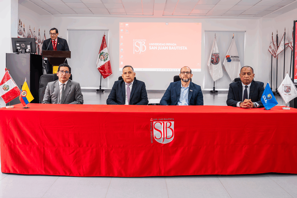 La mesa de honor de izquierda a derecha: Mag. Willian Sánchez Tenorio, director general de gestión académica de la UPSJB; Dr. Alfredo Mendieta Leyva, rector (e) de la UPSJB; Mag. Jairo Luis Martínez Ventura, vicerrector académico de la CUL; y Mag. Segundo León Sandoval, director general de investigación y responsabilidad social de la UPSJB.