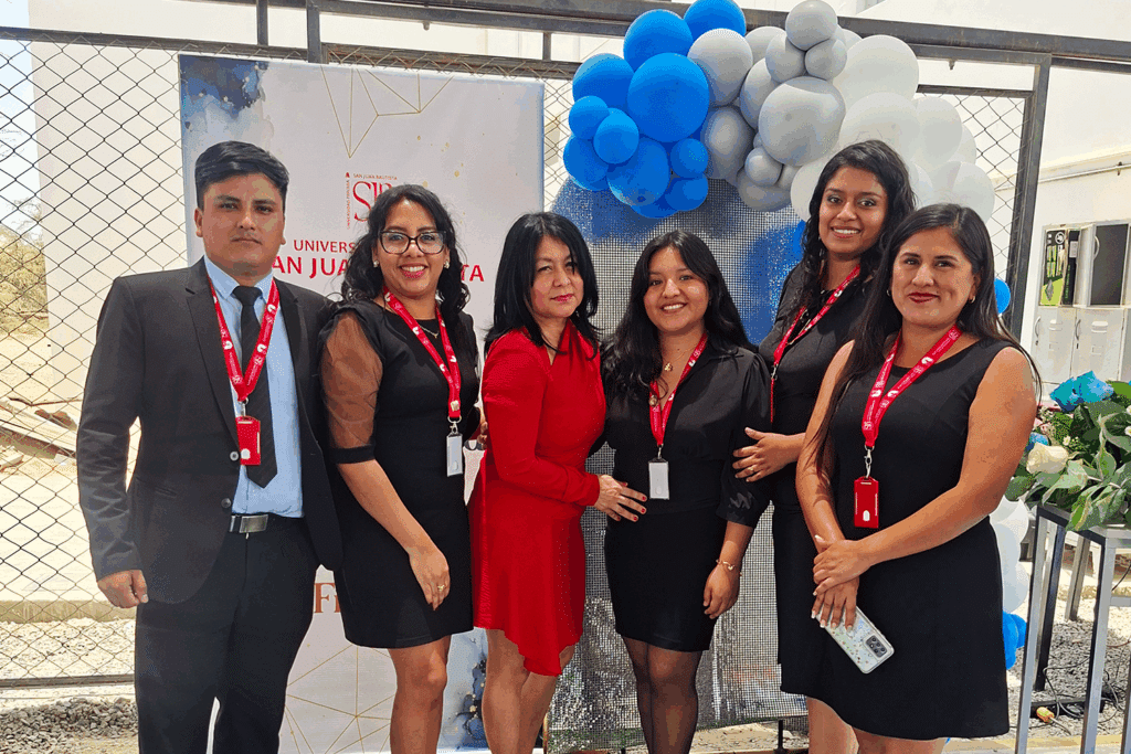 La directora (e) de la EPTM comparte un momento con el equipo académico de los distintos locales, destacando unión, compromiso y trabajo colaborativo.