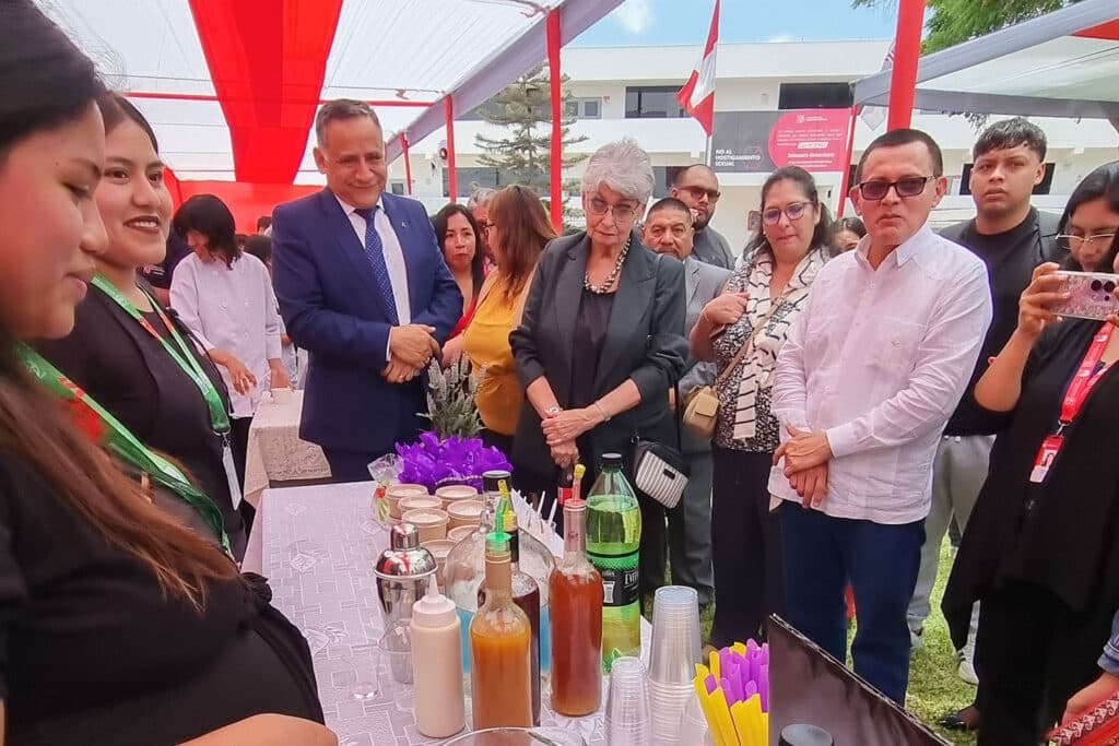 Las autoridades universitarias recorren los stands y reconocen el talento, la innovación y el compromiso de los estudiantes participantes.