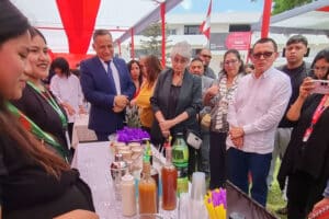 Las autoridades universitarias recorren los stands y reconocen el talento, la innovación y el compromiso de los estudiantes participantes.
