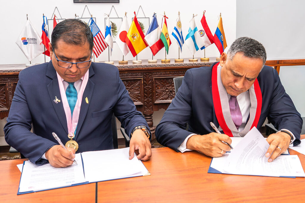 Convenio Interinstitucional: El Mag. Carlos Paipay Quispe, decano del Consejo Regional III – Lima Metropolitana y el Dr. Alfredo Mendieta Leyva, rector (e) de la UPSJB, sellan el acuerdo marco para la colaboración académica y profesional.