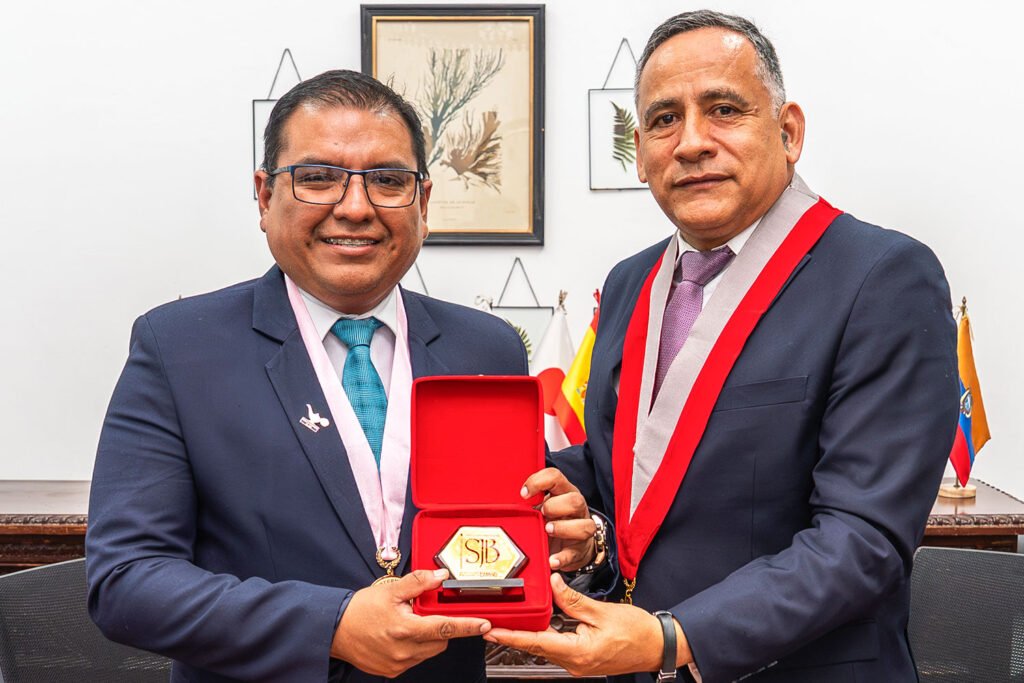 En señal de agradecimiento y colaboración, el Dr. Alfredo Mendieta Leyva, rector (e) de la UPSJB, hace entrega de una placa institucional al Mag. Carlos Paipay Quispe, decano del Consejo Regional III – Lima Metropolitana.