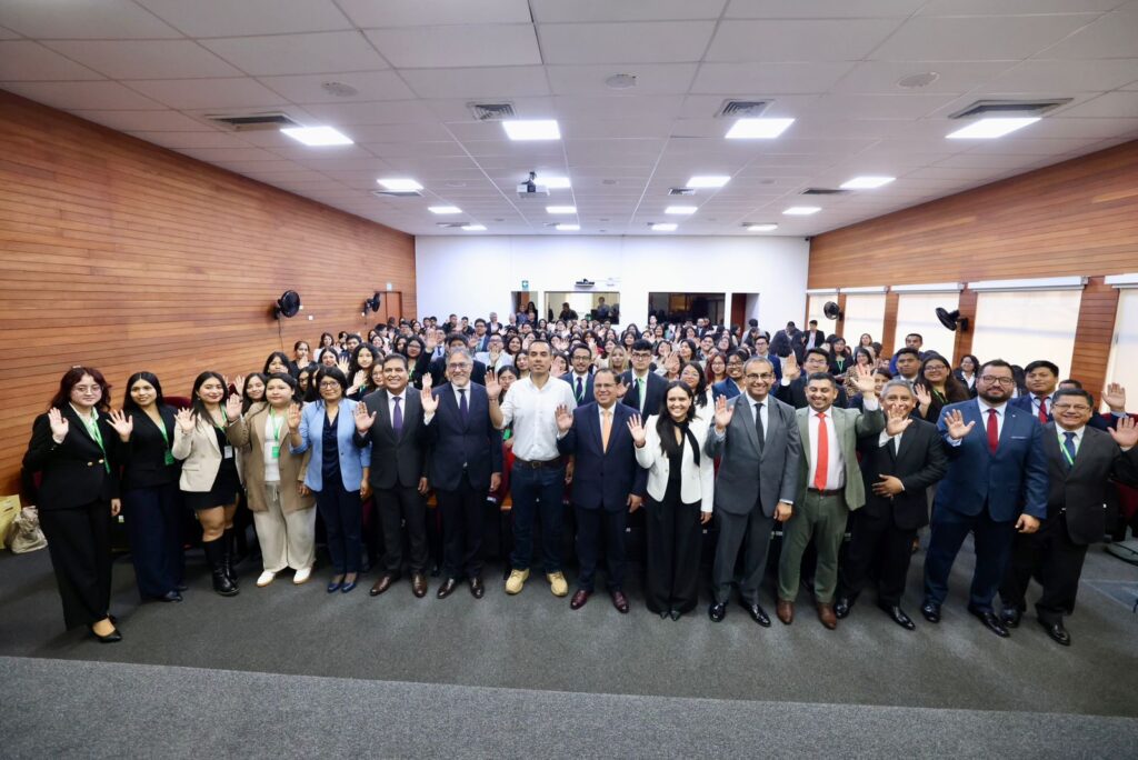 El presidente José Jerí Oré y el ministro Walter Martínez Laura posan con todos los secigristas durante la ceremonia oficial de clausura.