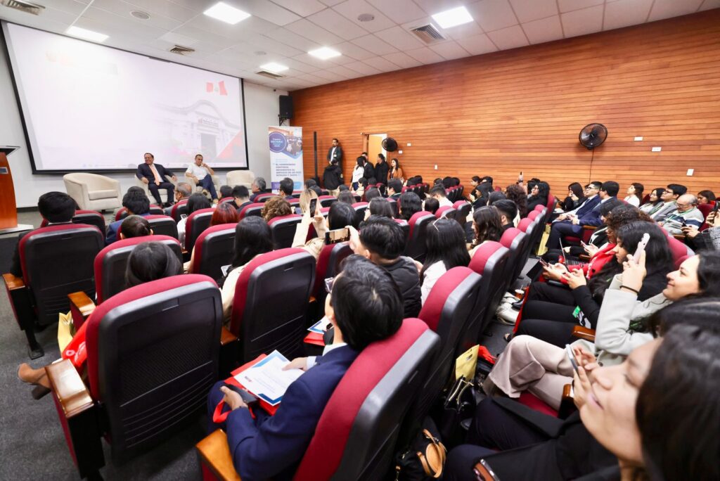 Vista del público presente en la ceremonia de clausura del Secigra 2025, integrado por estudiantes, autoridades y representantes de diversas instituciones. 