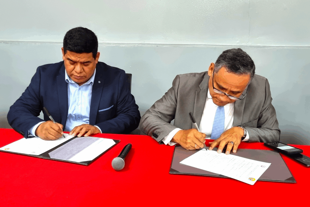 Momento de la firma del convenio entre el rector(e) Dr. Alfredo Mendieta Leyva y el alcalde Ing. Félix Ramos Peña, compromiso que fortalecerá la educación y el desarrollo en Tate.