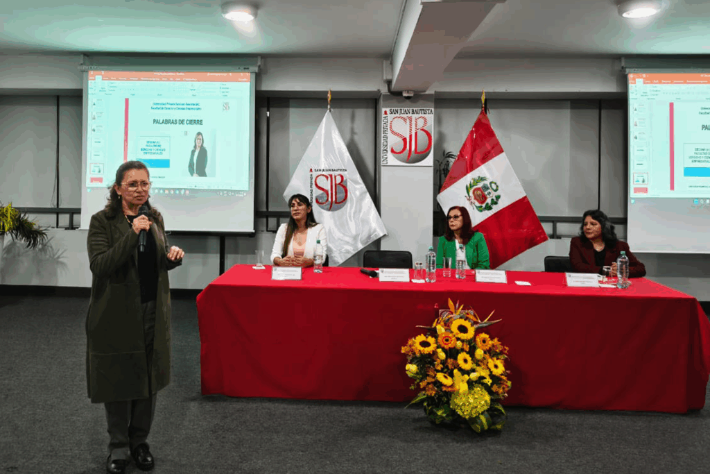 La Mtra. Cristel Junchaya, decana de la Facultad de Derecho y Ciencias Empresariales, brindó palabras de reflexión sobre la importancia de prevenir la violencia contra la mujer.