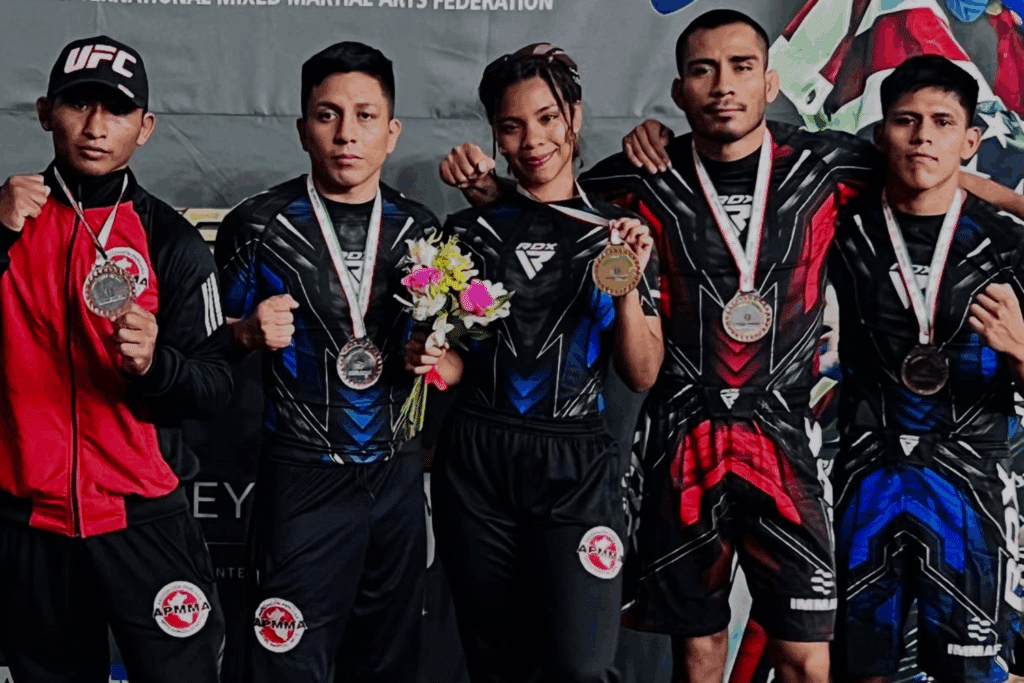 Diego Angulo junto a sus compañeros de la selección peruana, reforzando el espíritu de unidad y esfuerzo que caracterizó a la delegación nacional.