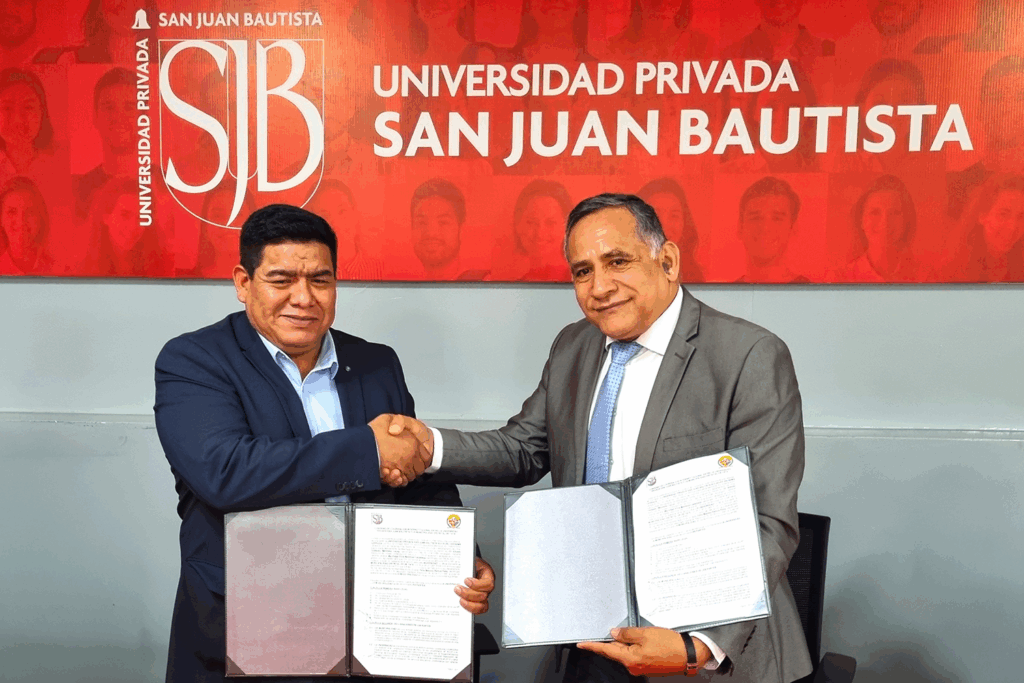 El rector Dr. Alfredo Mendieta Leyva y el alcalde Ing. Félix Ramos Peña sellan la alianza con un gesto de compromiso mutuo por el crecimiento de Tate.