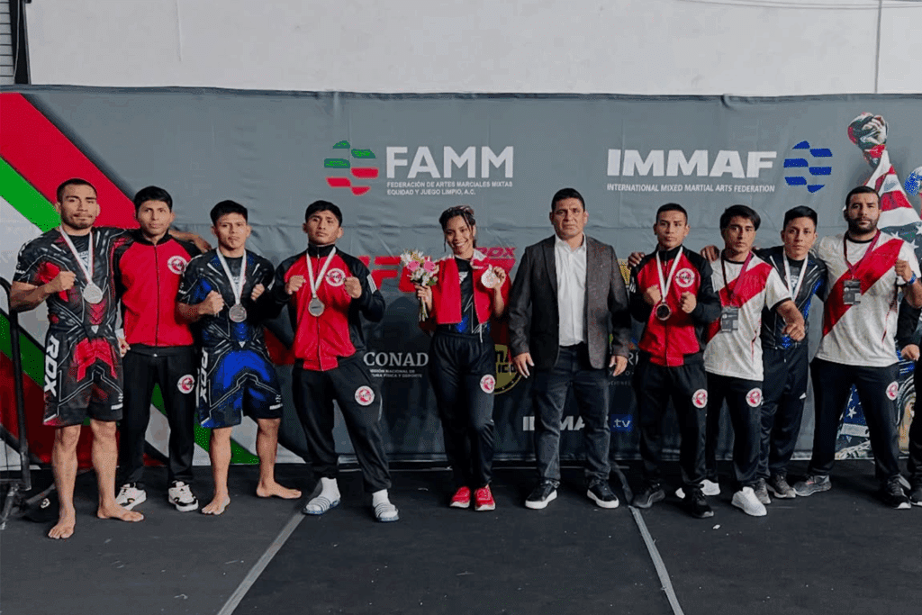 La delegación peruana de MMA celebra su exitosa participación en Monterrey, consolidando el tercer lugar por países en el Panamericano IMMAF 2025.