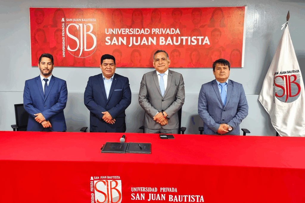 Las autoridades de la UPSJB y la Municipalidad de Tate durante la ceremonia de suscripción del convenio que impulsará el desarrollo educativo y social del distrito.