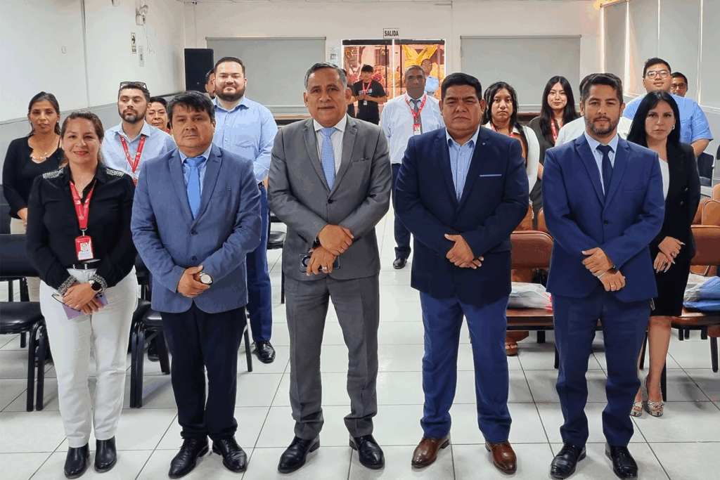 El rector(e) Dr. Alfredo Mendieta Leyva, el alcalde Ing. Félix Ramos Peña y los directivos de la UPSJB posan tras consolidar una alianza estratégica en beneficio de la comunidad de Tate.