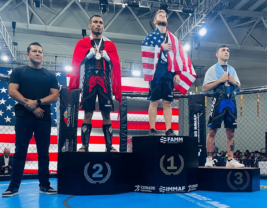 Diego Angulo luce su medalla de plata en el podio del Panamericano de MMA – IMMAF 2025, destacando entre los mejores atletas del continente.