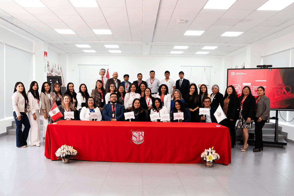 Directores, coordinadores, docentes y estudiantes unidos en la firma simbólica del Pacto con la Calidad.