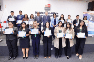 Foto grupal de participantes del Secigra 2025. Helen Quispe Mendoza posa en la fila inferior, como tercera persona desde la izquierda.