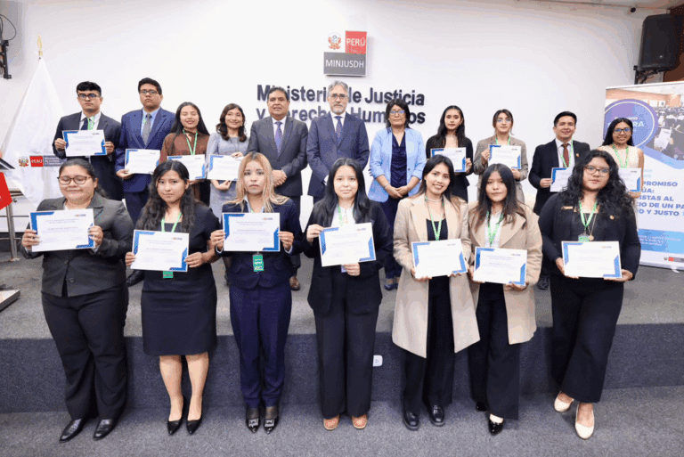 Foto grupal de participantes del Secigra 2025. Helen Quispe Mendoza posa en la fila inferior, como tercera persona desde la izquierda.