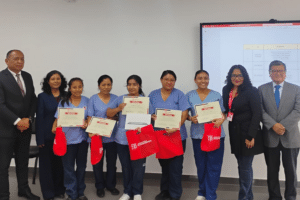 Los equipos finalistas reciben el reconocimiento institucional durante la ceremonia oficial del VI Concurso de Video ODS en la UPSJB.