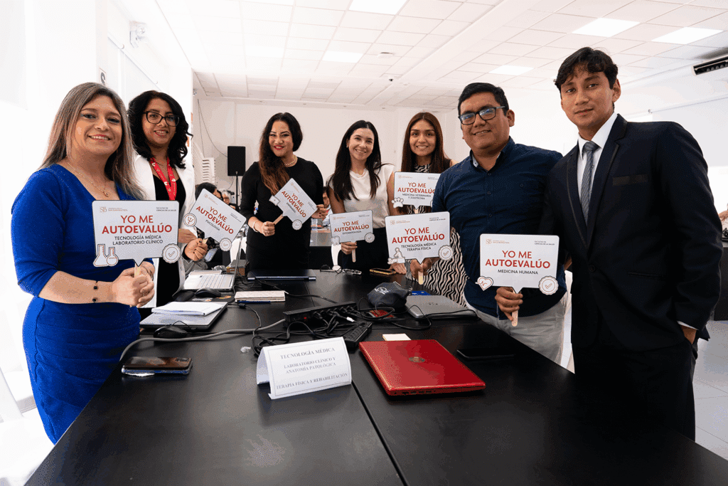 Docentes, estudiantes y miembros del comité de calidad de la Escuela Profesional de Enfermería reafirmando su compromiso con la mejora continua.