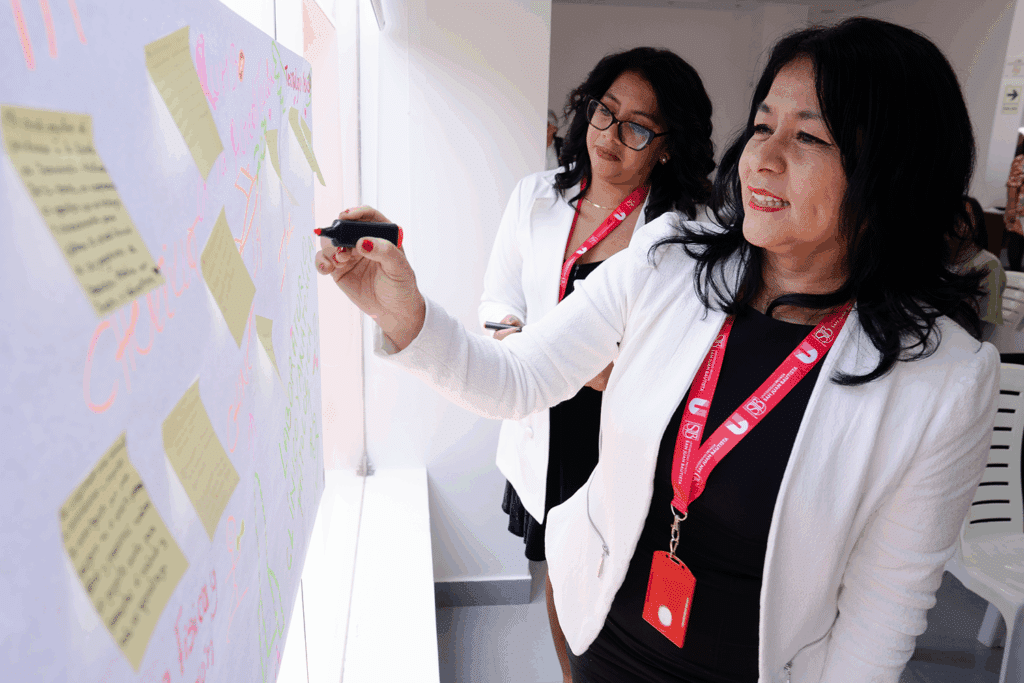 Participantes de las distintas escuelas profesionales compartiendo avances y propuestas en un espacio de diálogo constructivo.