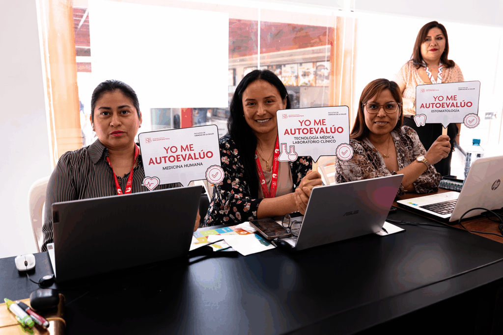 Representantes de la Escuela Profesional de Estomatología compartiendo sus fortalezas y oportunidades de mejora durante la jornada.