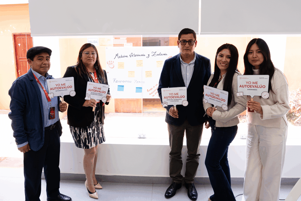Integrantes de la Escuela Profesional de Medicina Veterinaria y de Residentado Médico, mostrando los avances alcanzados en su proceso de autoevaluación 2025.