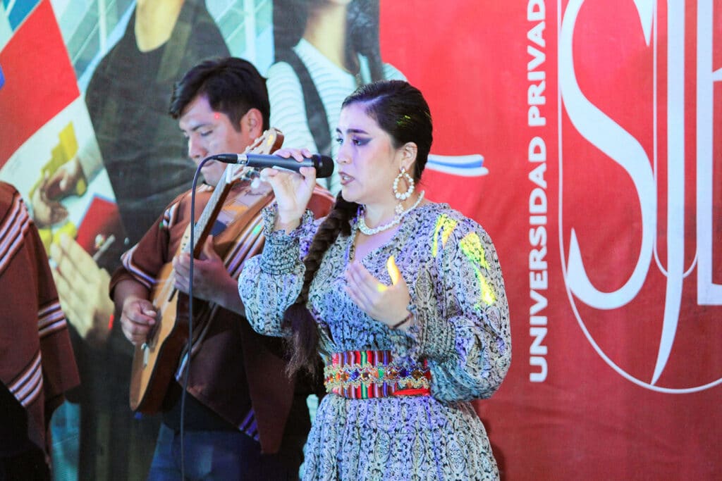 Participante de San Juan Tiene Talento ofrece una interpretación musical cargada de emoción, evidenciando el compromiso de la UPSJB con la formación integral.