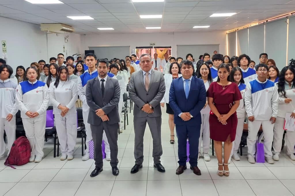 Autoridades de la Universidad Privada San Juan Bautista, encabezadas por el rector (e) Dr. Alfredo Mendieta Leyva, presidieron la ceremonia por el Día de la Odontología Peruana en la filial Ica.