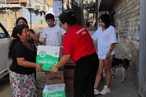 Voluntarios de la UPSJB realizan la entrega de donaciones a familias afectadas por el incendio en Pamplona Alta, reafirmando su compromiso social.