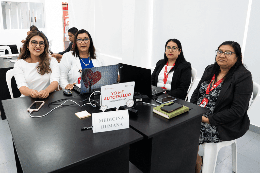 Equipo de la Escuela Profesional de Medicina Humana presentando sus avances en el proceso de acreditación internacional COMAEM.