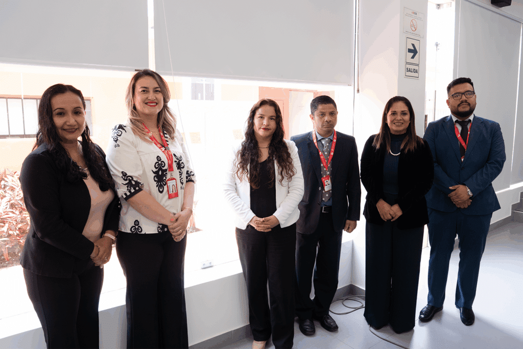 Equipo de la Escuela Profesional de Psicología exponiendo los resultados de su autoevaluación y su proyección hacia la acreditación.