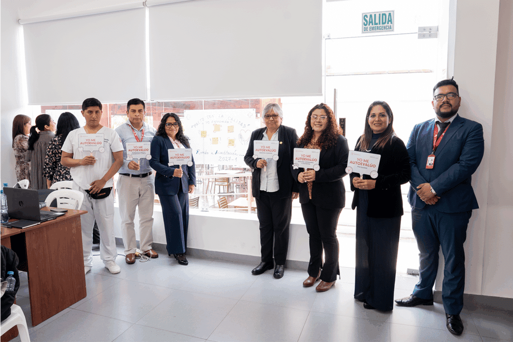 Docentes, estudiantes y miembros del comité de calidad de la Escuela Profesional de Enfermería reafirmando su compromiso con la mejora continua.