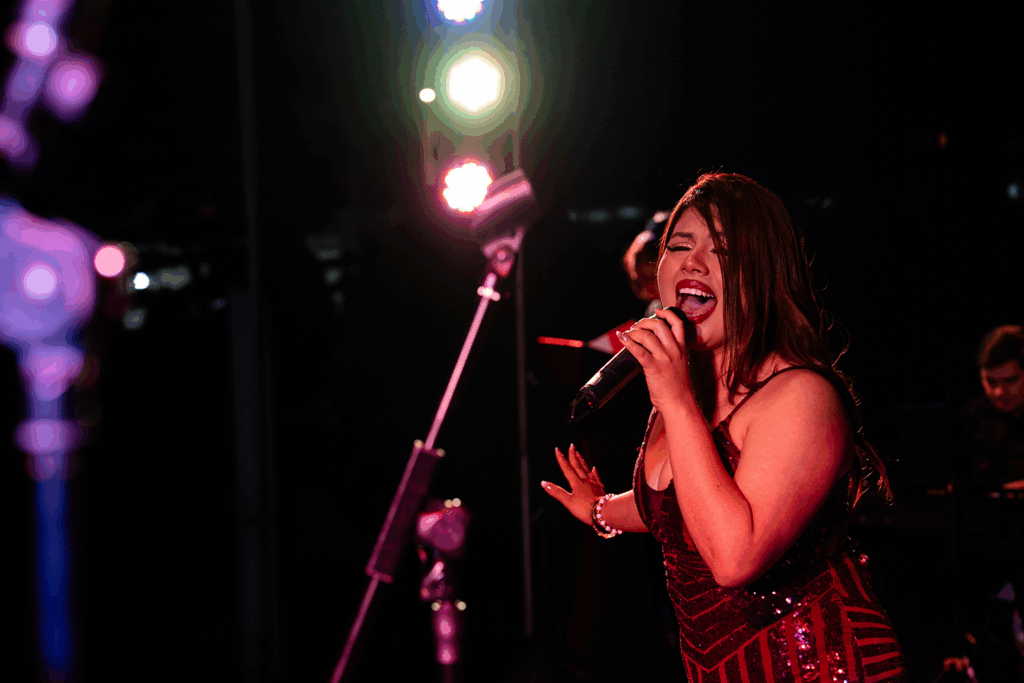 Momento de alta emoción durante la presentación de uno de los concursantes, en un ambiente lleno de energía y apoyo estudiantil.”
