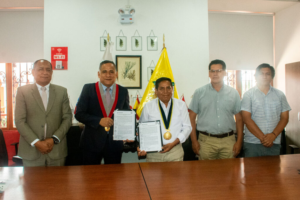 Autoridades de la Universidad Privada San Juan Bautista y de la Municipalidad de Santa Anita posan tras la firma del convenio de cooperación interinstitucional.