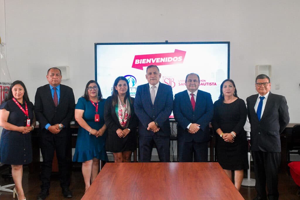 Autoridades de la Universidad Privada San Juan Bautista y del Hospital Carlos Lanfranco La Hoz posan tras la firma del convenio en el Campus Hacienda Villa.